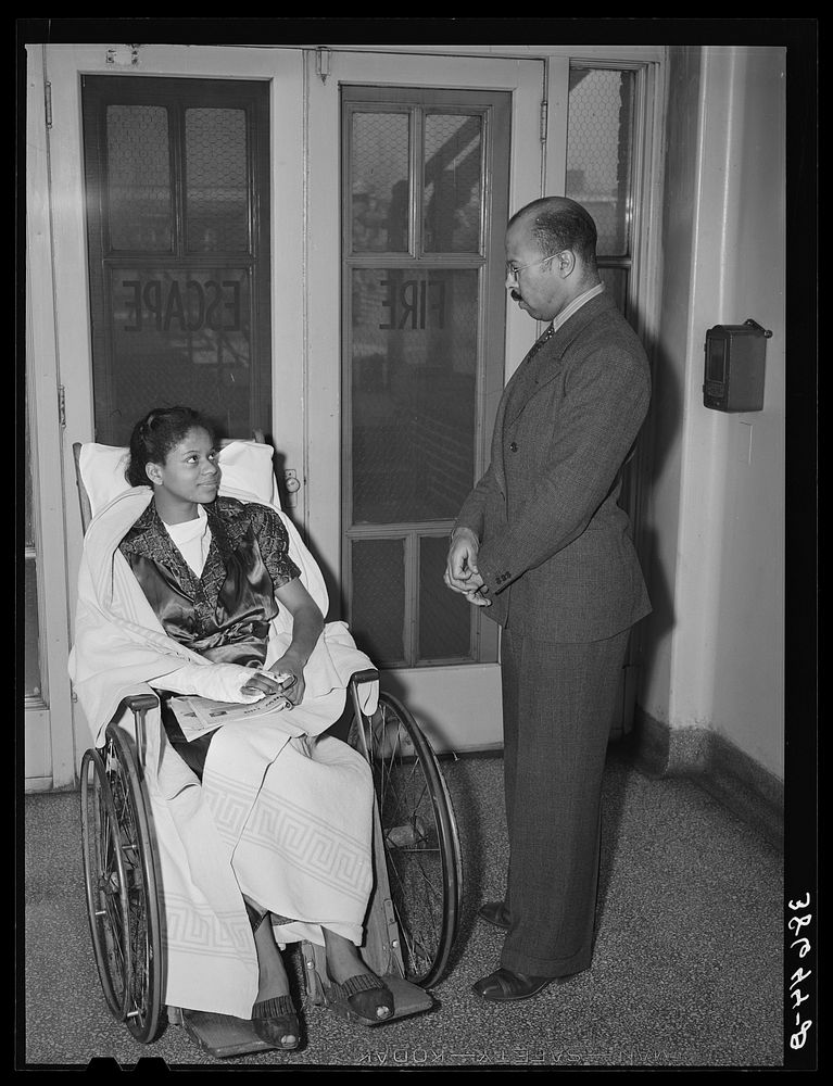 [Untitled photo, possibly related to: Doctor visiting patient in  hospital. Chicago, Illinois] by Russell Lee