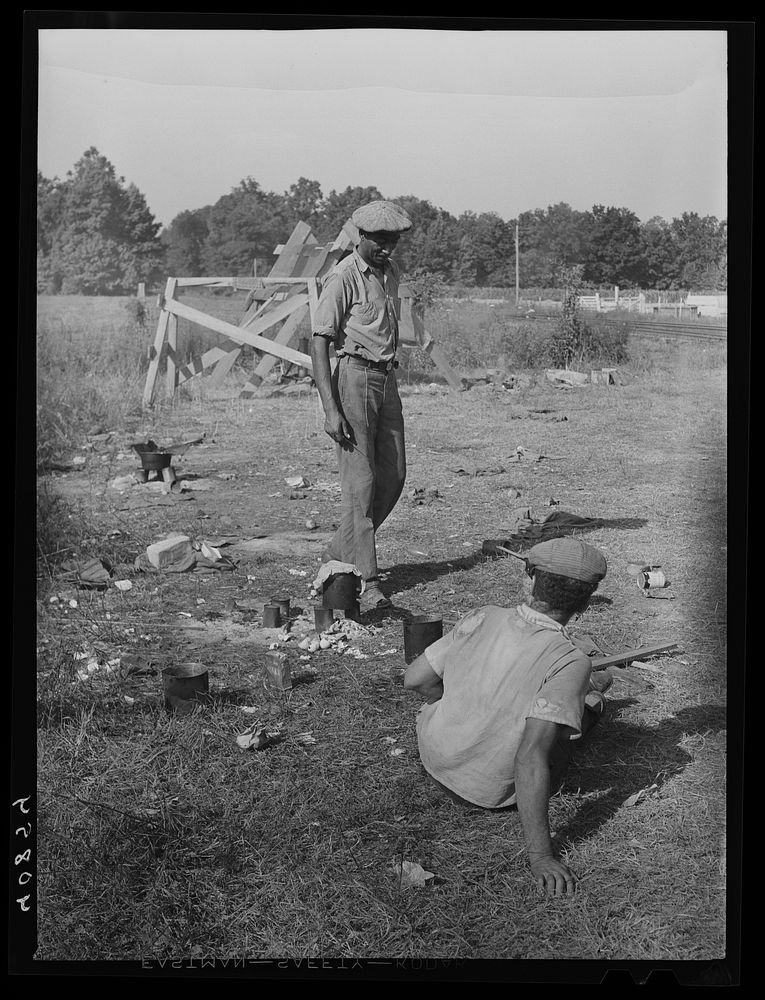 Migrants cooking lunch at the grading station at Camden, North Carolina. Sourced from the Library of Congress.
