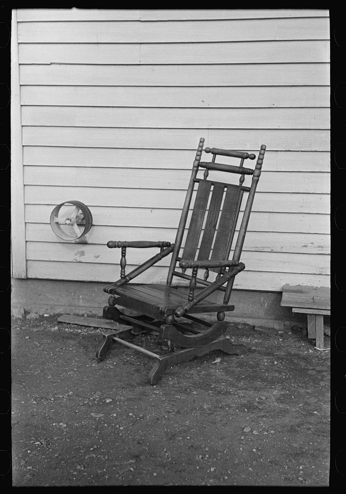 Early American chair on farm of Fred Rowe, south of Estherville, Iowa by Russell Lee
