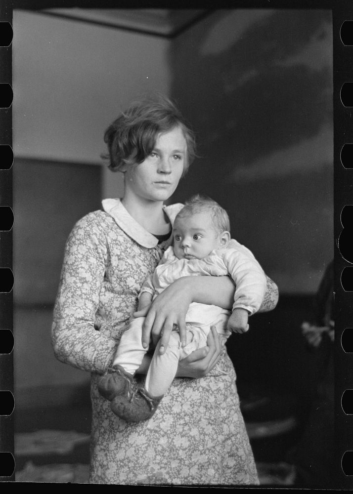 [Untitled photo, possibly related to: Woman and child, flood refugees in schoolhouse, Sikeston, Missouri] by Russell Lee