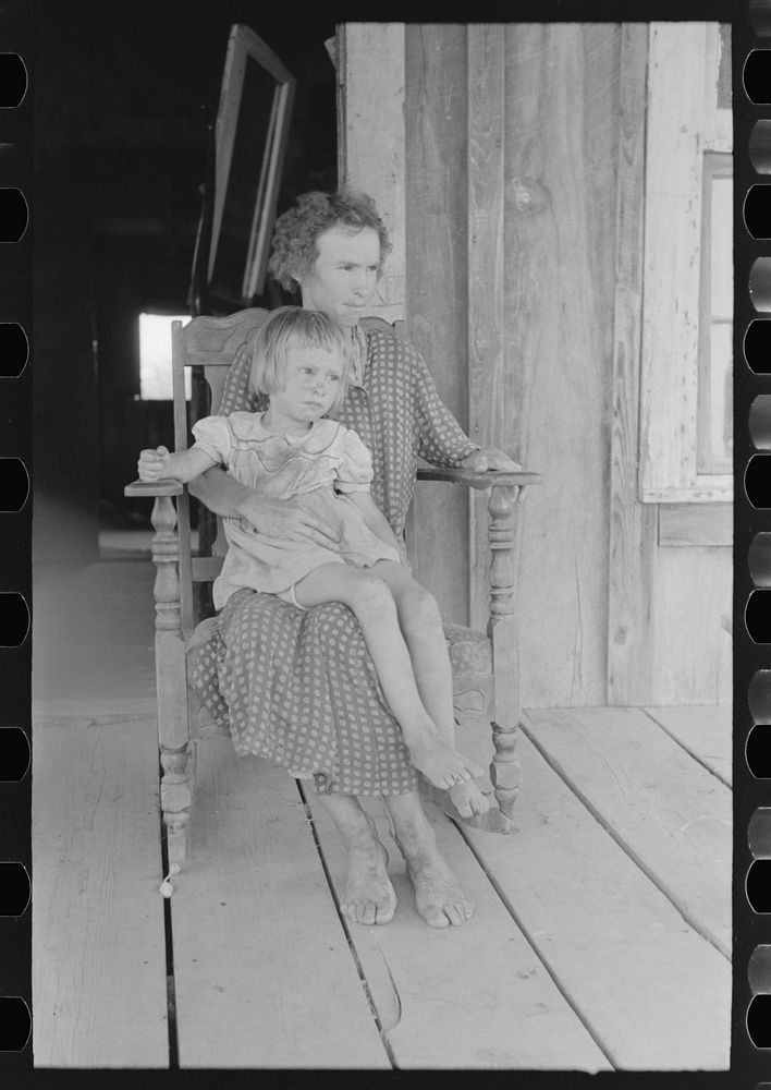 [Untitled photo, possibly related to: Mother and child, squatters near Caruthersville, Missouri] by Russell Lee