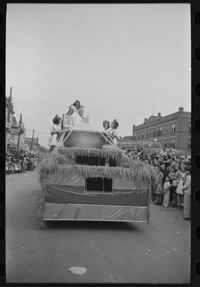 Float with large bowl of rice, National Rice Festival, Crowley, Louisiana by Russell Lee