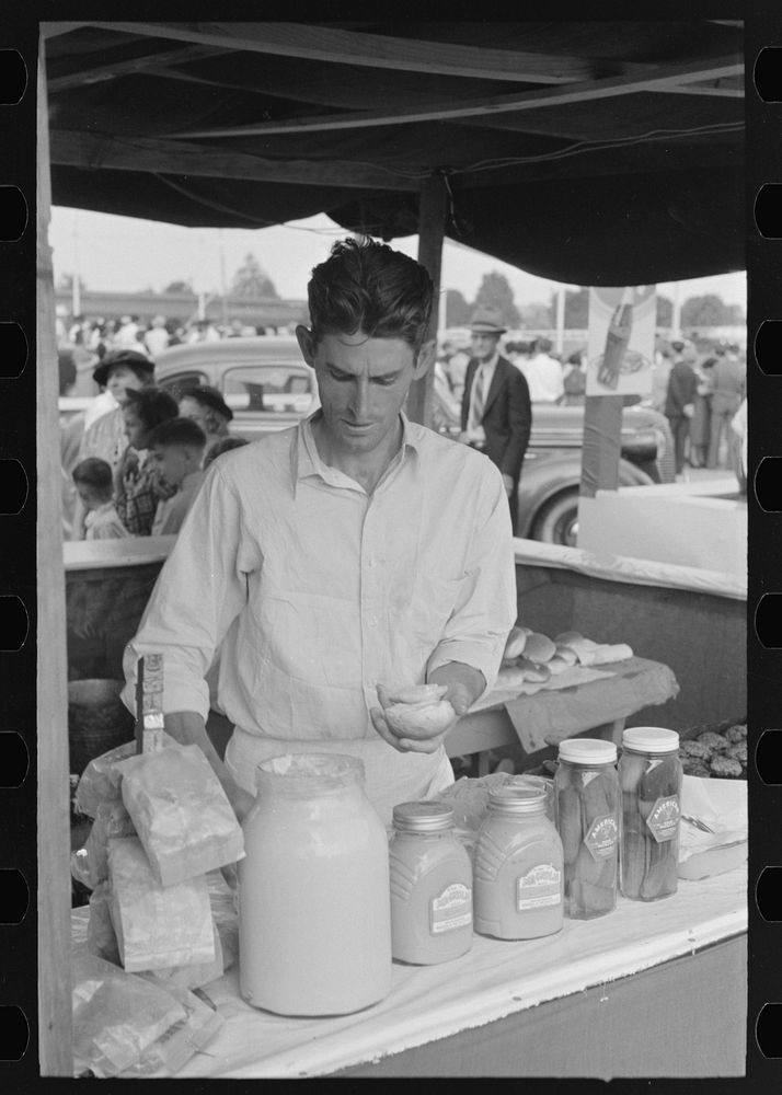 Concessionaire making a hamburger, state fair, Donaldsonville, Louisiana by Russell Lee