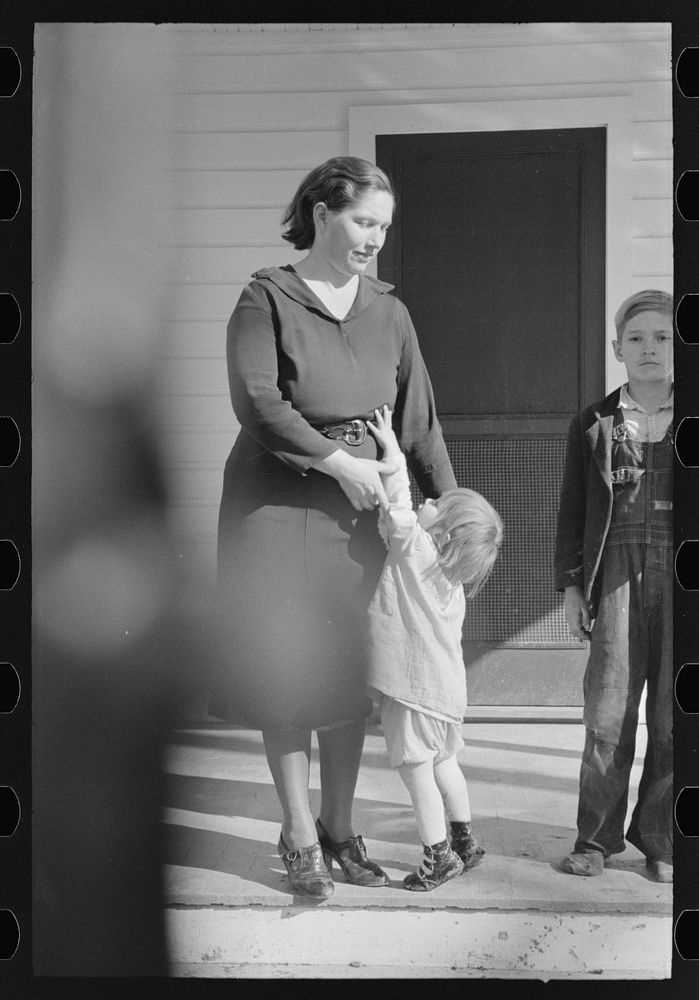 [Untitled photo, possibly related to: Wife and daughter of farmer, Chicot Farms, Arkansas] by Russell Lee