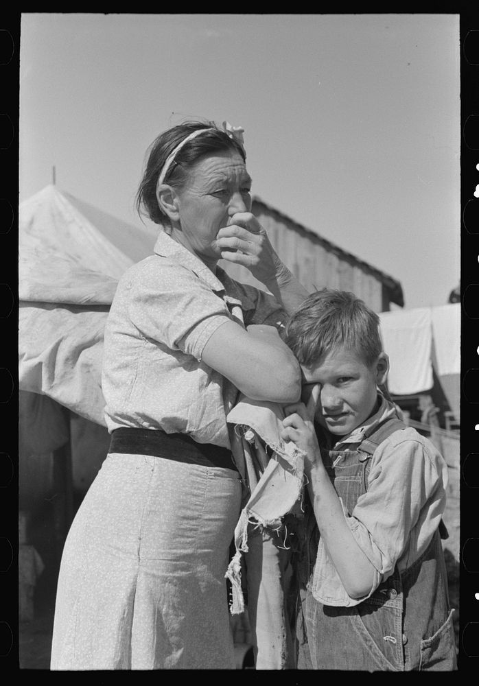 White migrant mother with son, Weslaco, Texas by Russell Lee