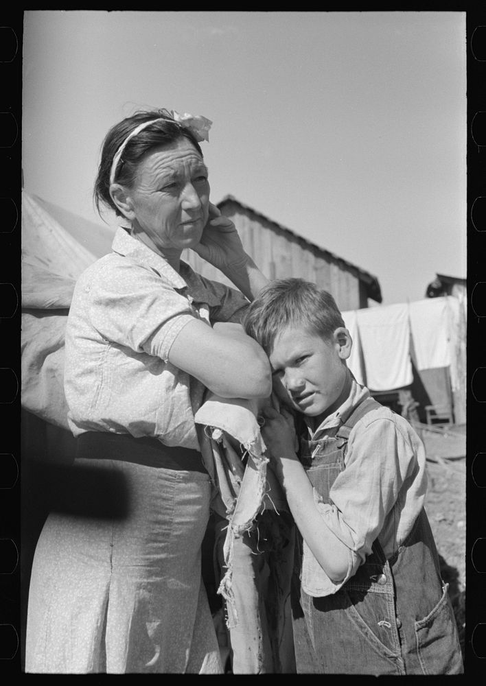 [Untitled photo, possibly related to: White migrant mother with son, Weslaco, Texas] by Russell Lee