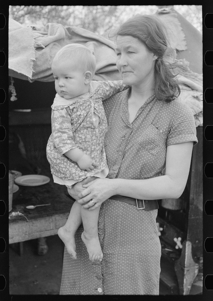 Mother and child, white migrant workers, near Harlingen, Texas by Russell Lee