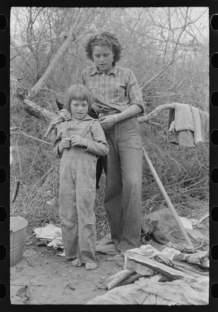 Children of white migrant family from Arizona near Harlingen, Texas by Russell Lee