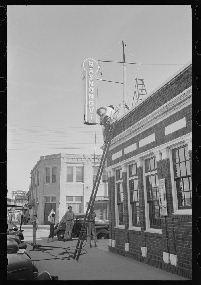 Erecting sign of Texas State Bank, Raymondville by Russell Lee