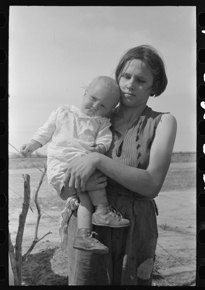 Migrant mother and child near Harlingen, Texas by Russell Lee