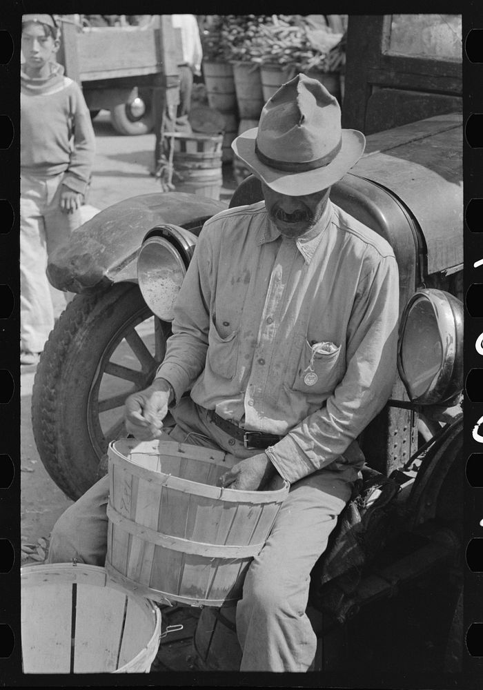 Mexican picking over peas in market in San Antonio, Texas by Russell Lee