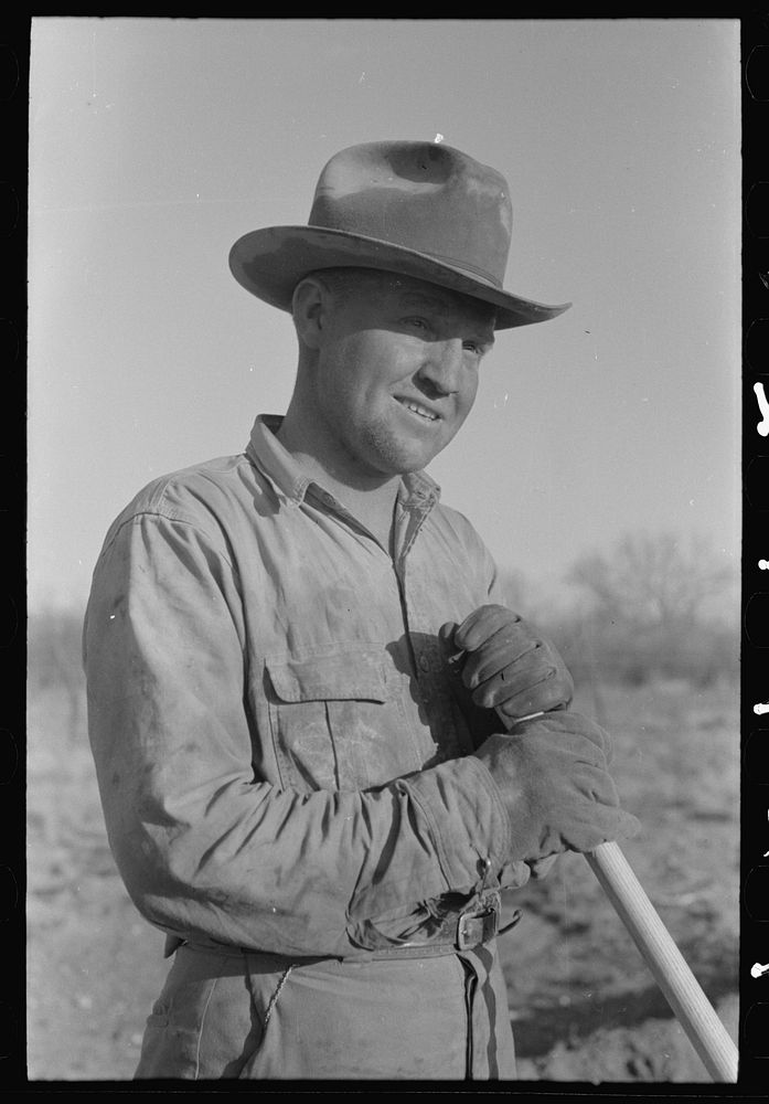 [Untitled photo, possibly related to: Symbol of irrigation, El Indio, Texas] by Russell Lee