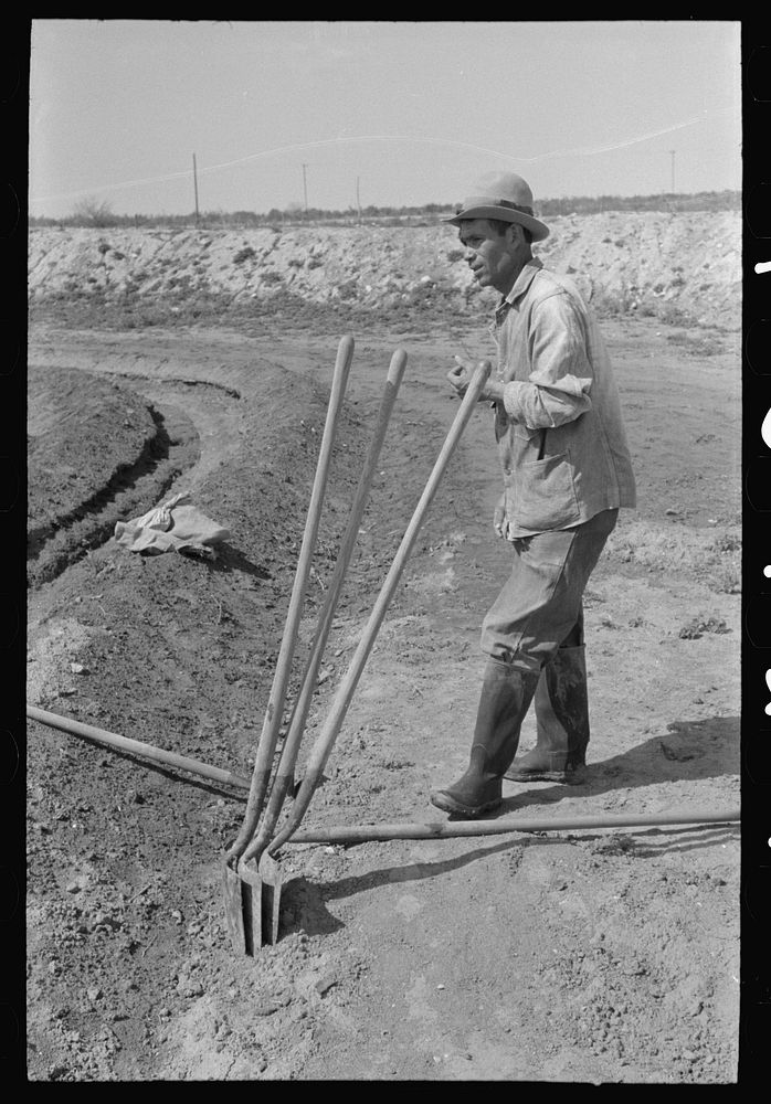 Irrigation worker near Eagle Pass, Texas by Russell Lee