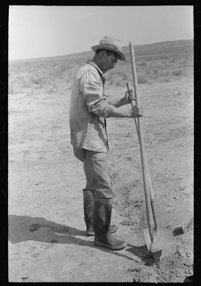 [Untitled photo, possibly related to: Irrigation worker near Eagle Pass, Texas] by Russell Lee
