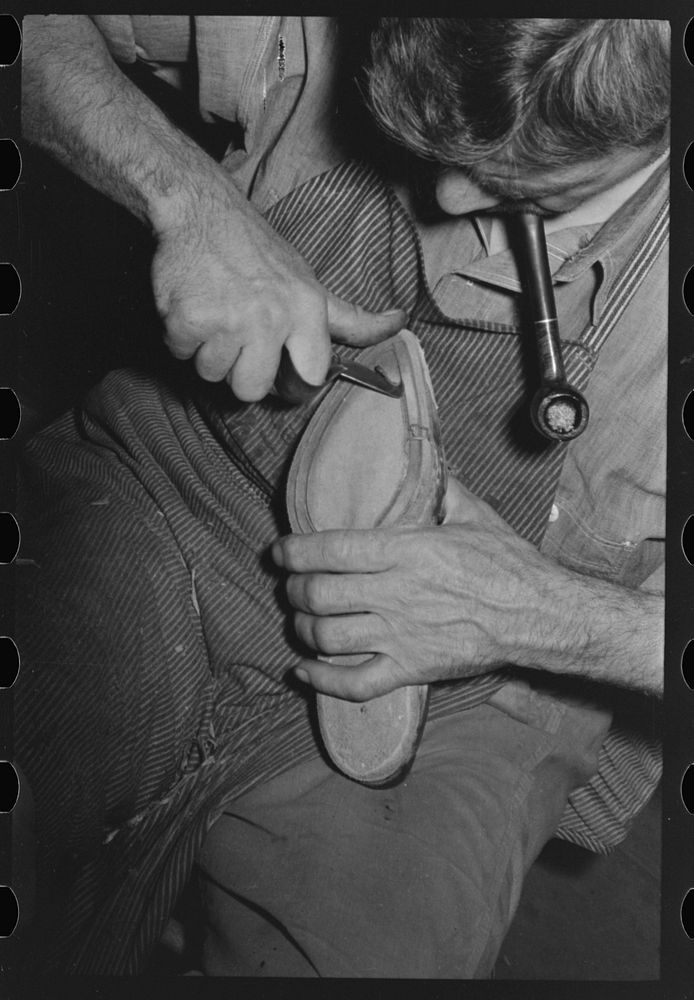 Grooving inner sole in process of making welt. Bootmaking shop, Alpine, Texas by Russell Lee