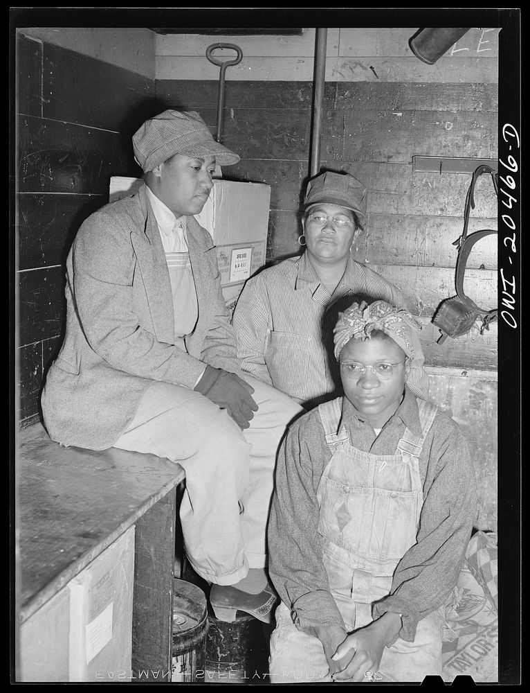 Clovis, New Mexico. Left to right: Lorraine Panol, Felecia Jones and Vera Edmore, car cleaners employed at the Clovis yard…