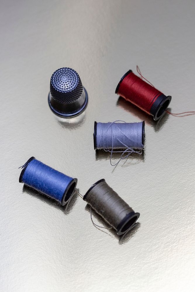 Free sewing thread spools image, public domain CC0 photo.
