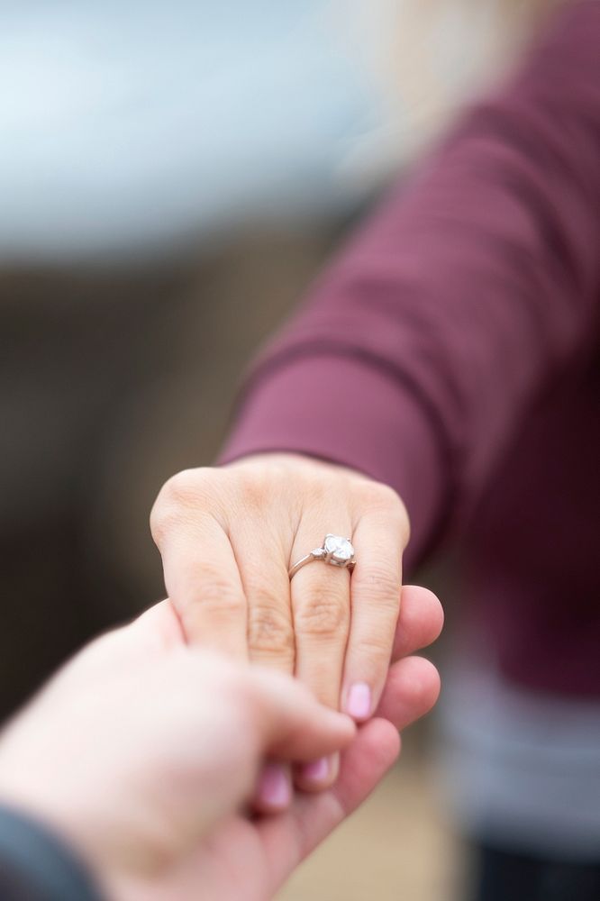 Free hand showing wedding ring image, public domain CC0.