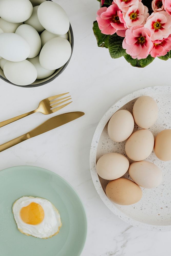 Aerial view of a fried egg on a green plate