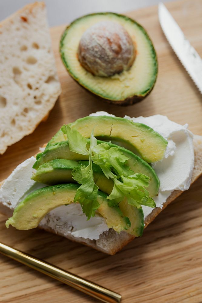 Preparation of a healthy avocado toast