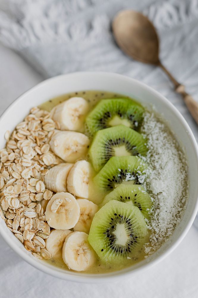 Healthy oatmeal breakfast bowl recipe idea closeup