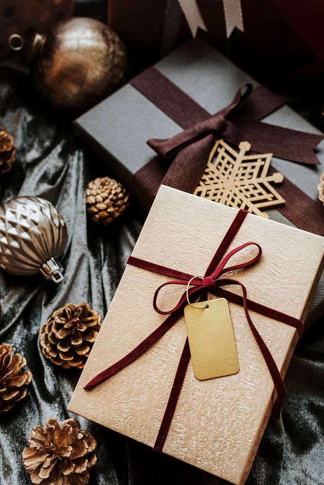 Aerial view of gift box with a tag