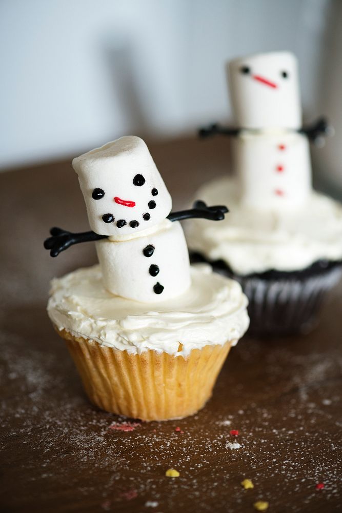 Marshmallow snowman Christmas cupcake