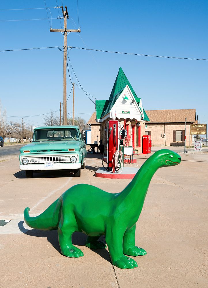 Sinclair gasoline station with dinosaur figure, in Snyder, Texas. Original image from Carol M. Highsmith&rsquo;s America…