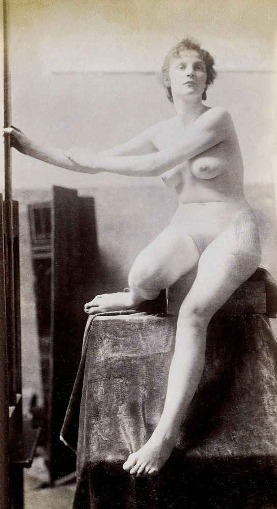 Nude Photography, study of a female nude model, seated and seen from the front, in the studio of Jacques de Lalaing (ca.…