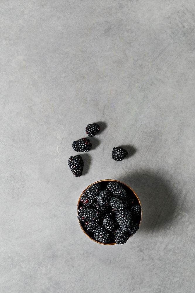 Fresh blackberries in a bowl