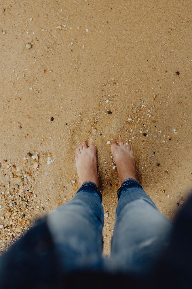 Bare feet in the beach sand