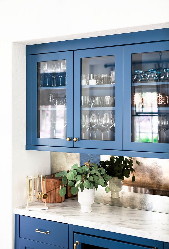 Blue clean kitchen cabinet decor