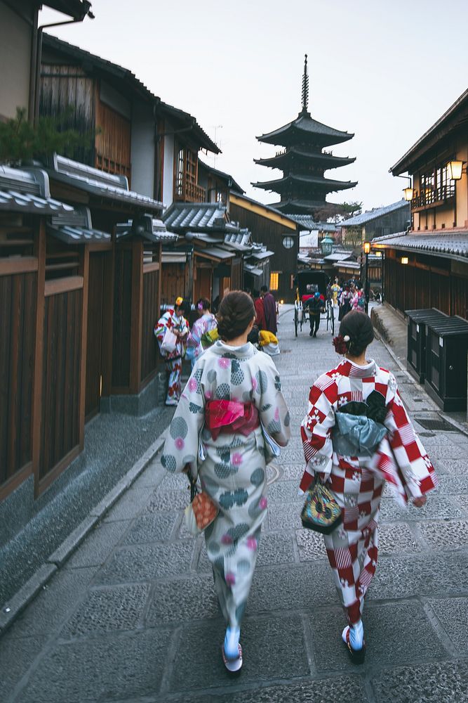 Women in a kimono at Sannen Zaka Street in Kyoto, Japan