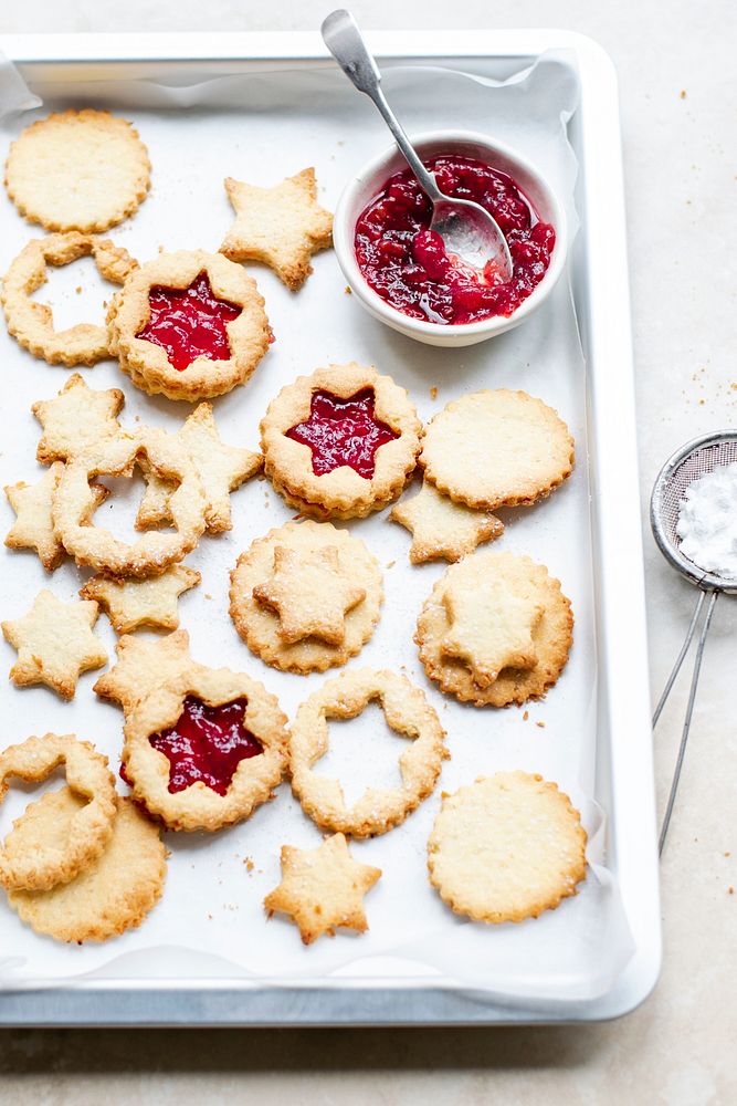 Star shaped cookies filled with cranberry sauce