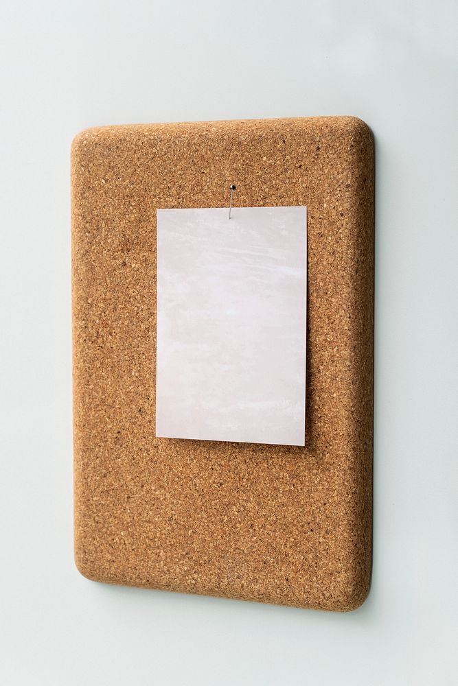 Blank memo paper, note pinned on corkboard