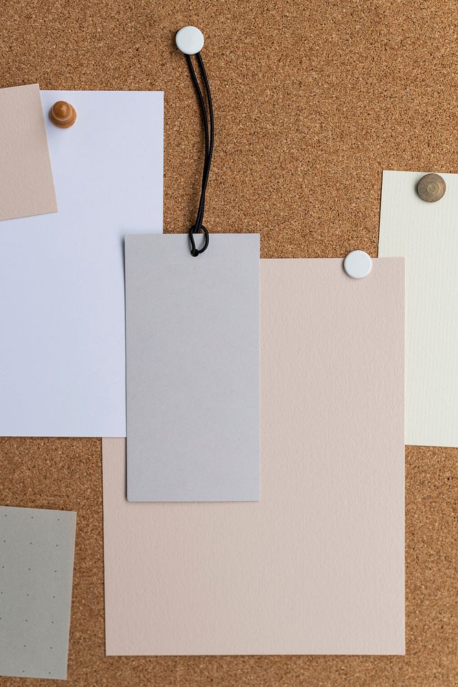 Blank note papers, tag on brown corkboard