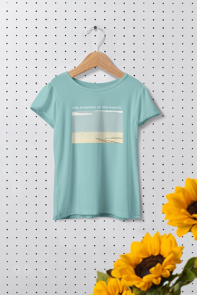 Women&rsquo;s t-shirt mockup, blue casual fashion in realistic design psd
