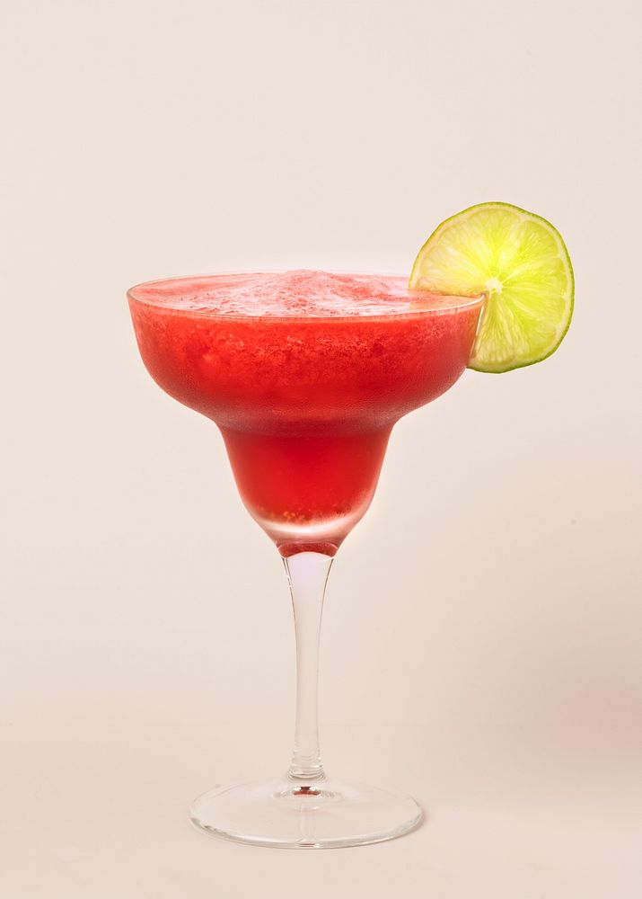 Strawberry daiquiri with a lime slice