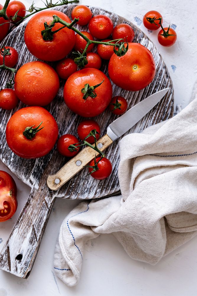 Freshly washed tomatoes on a cutting board