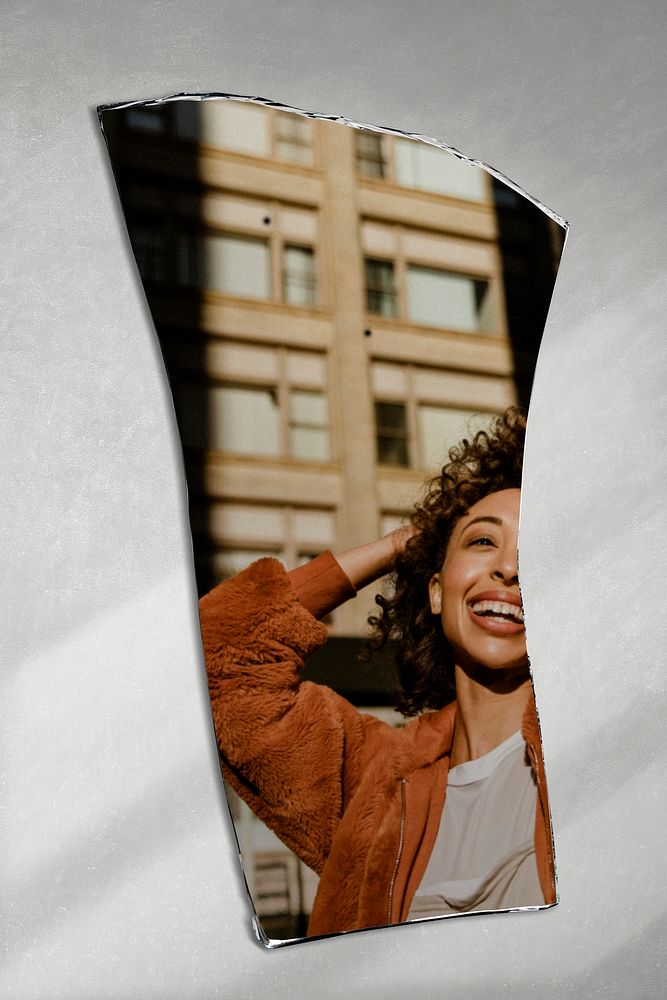 Mirror shard psd mockup with happy woman&rsquo;s reflection