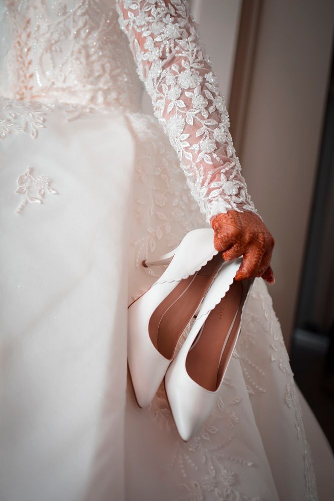 Free bride holding wedding shoe image, public domain CC0 photo.
