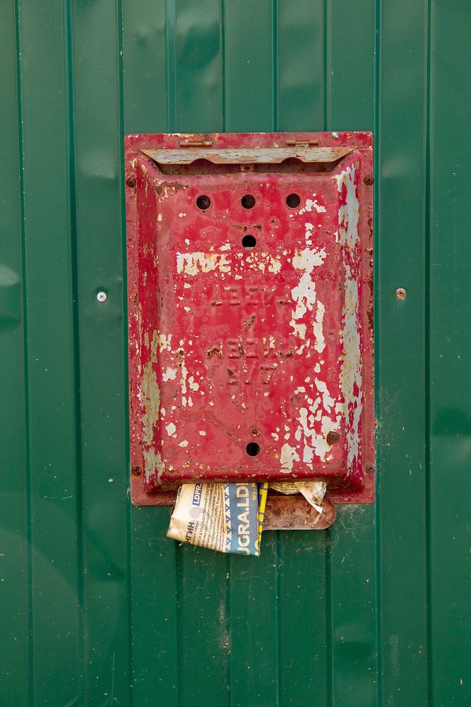 Abandoned mailbox, free public domain CC0 image.