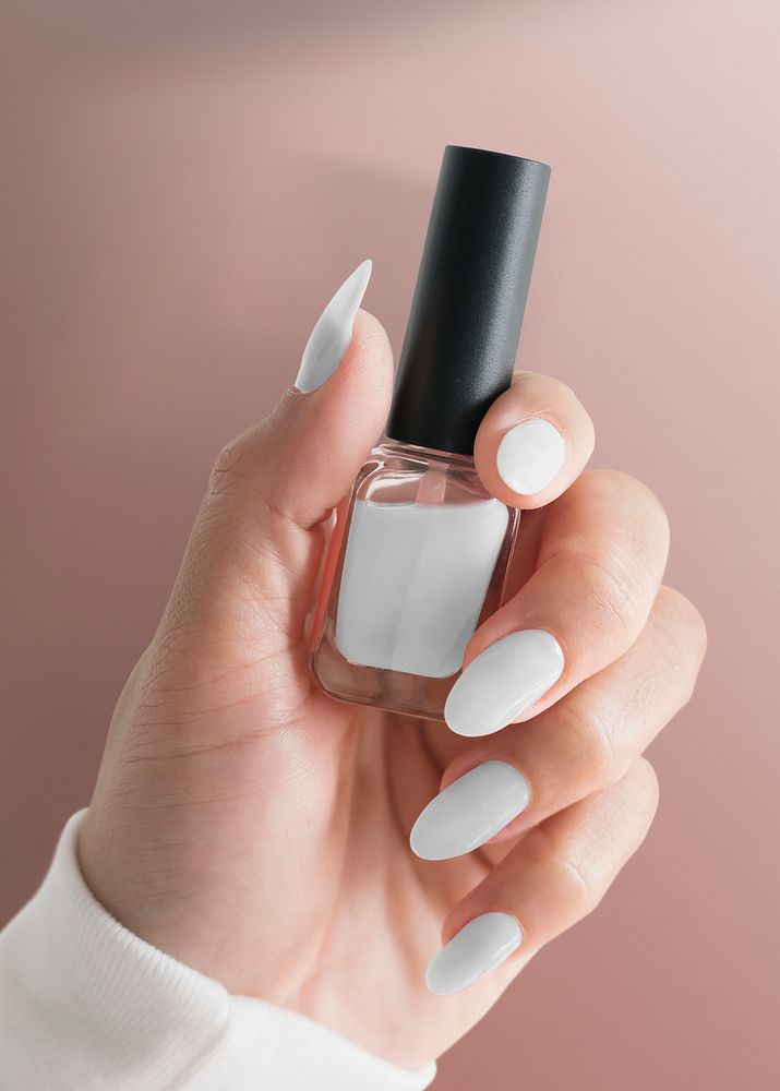 Nail polish bottle mockup psd with woman&rsquo;s hand for beauty brands