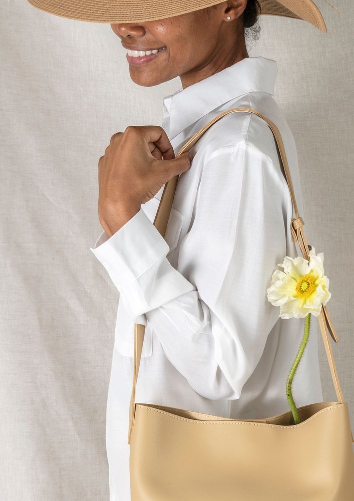 Black woman carrying a beige shoulder bag mockup 