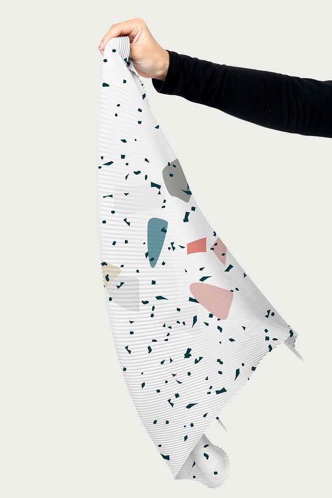 Scarf mockup psd with abstract pattern in woman&rsquo;s hand