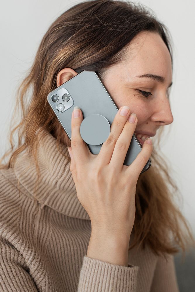 Round phone grip mockup psd with woman
