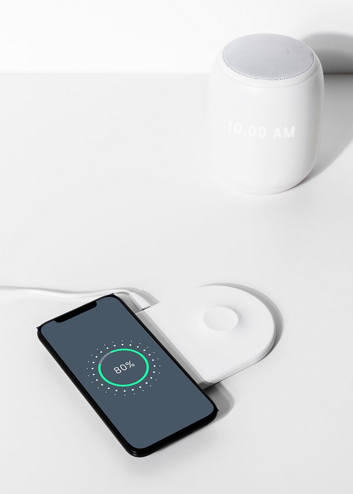 Smartphone screen mockup psd on wireless charger with wireless charger innovative future technology