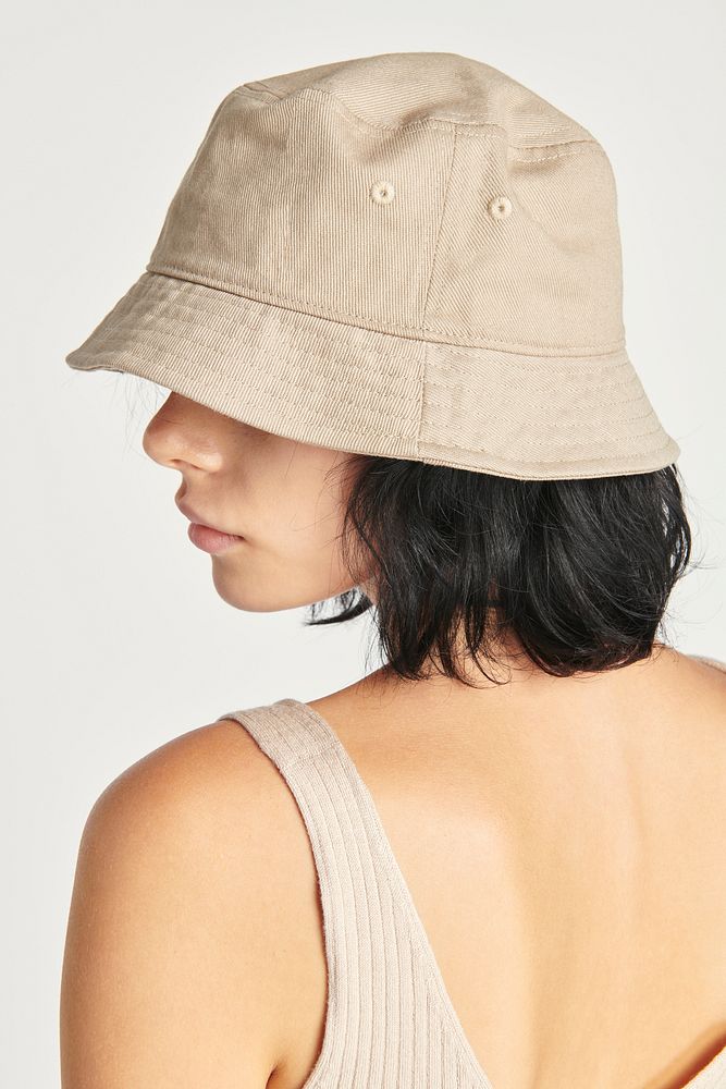 Woman wearing a beige bucket hat