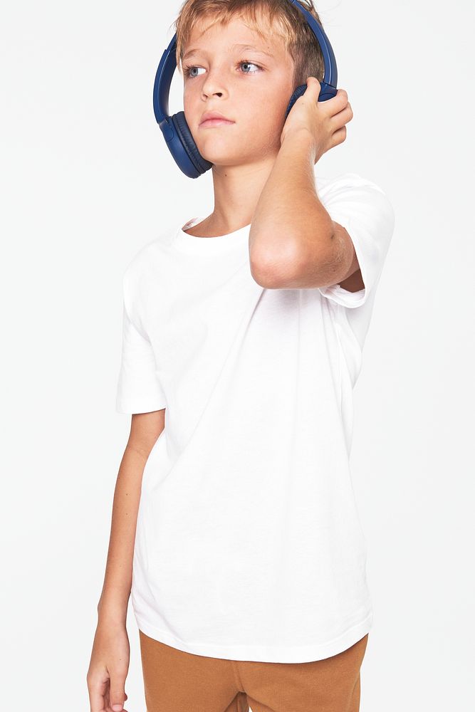 Psd boy wearing white tee mockup