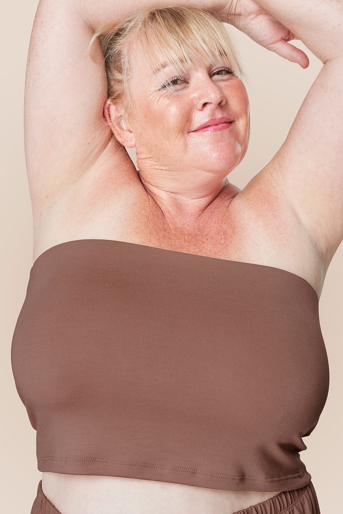 Psd gorgeous mature curvy woman brown strapless top mockup